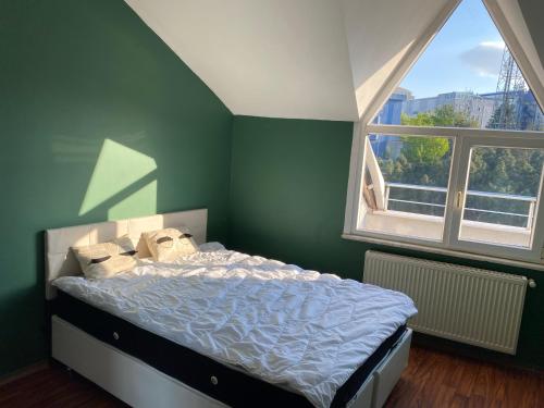 1 dormitorio con 1 cama con pared verde en Beylikdüzü bölgesinde tarz daire en Beylikduzu