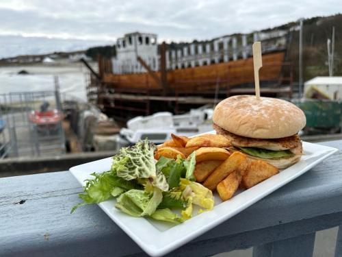 un panino e patatine fritte su un piatto su un tavolo di Hughie Mickey Dan's B&B 