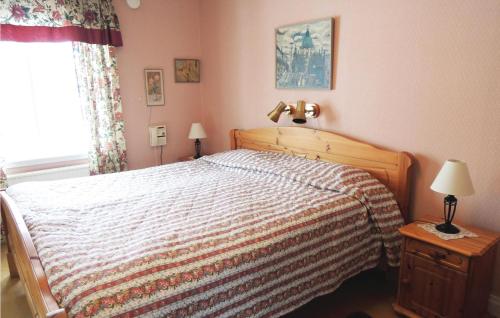 Säng eller sängar i ett rum på Cozy Home In Grimstorp With Lake View