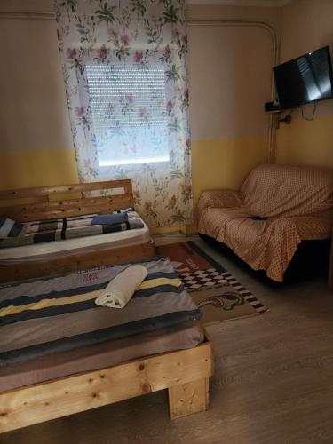 a bedroom with two bunk beds and a window at Orsi Apartman / vendegház in Kecskemét
