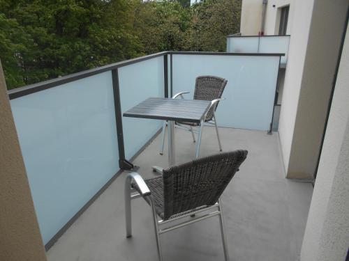 stół i 2 krzesła na balkonie w obiekcie Résidence l'estrade w mieście Dunkierka