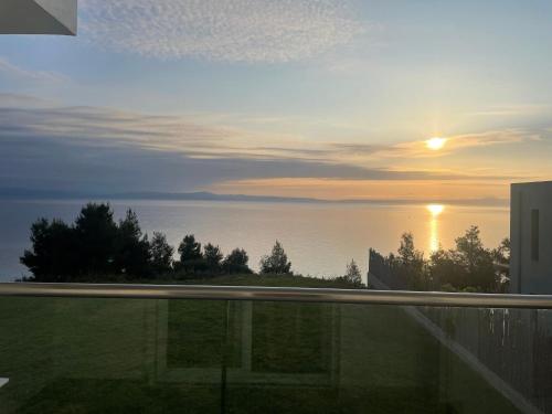 vistas al océano desde el balcón de una casa en Blue Dream Afytos en Afitos