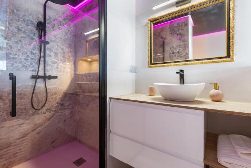une salle de bain avec un lavabo et une douche dans l'établissement Cabaret naturiste Port nature, au Cap d'Agde