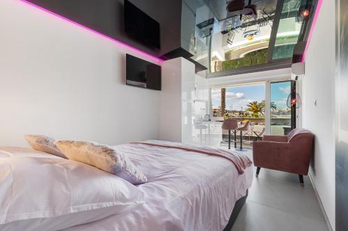 une chambre avec un lit et une vue sur l'océan dans l'établissement Cabaret naturiste Port nature, au Cap d'Agde