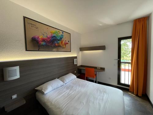 a bedroom with a bed and a painting on the wall at Urban Style Cannes Mouans-Sartoux - Piscine Extérieure - Parking Gratuit in Mouans-Sartoux
