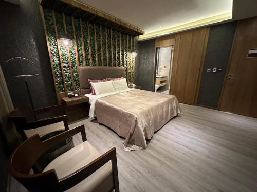 - une chambre avec un lit, une table et une chaise dans l'établissement Song Xia Motel, à Dali