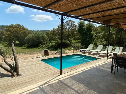 Bazén v ubytovaní Villa de charme avec piscine alebo v jeho blízkosti