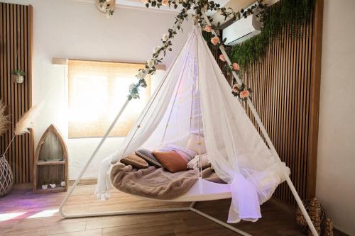 Abri Cosy - Suite Romantique en Camargueにあるベッド
