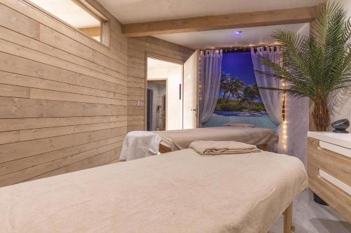 Abri Cosy - Suite Romantique en Camargueにあるベッド