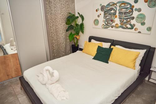 sypialnia z łóżkiem, na którym leży ręcznik-zwierzę w obiekcie דנוס w Ejlat