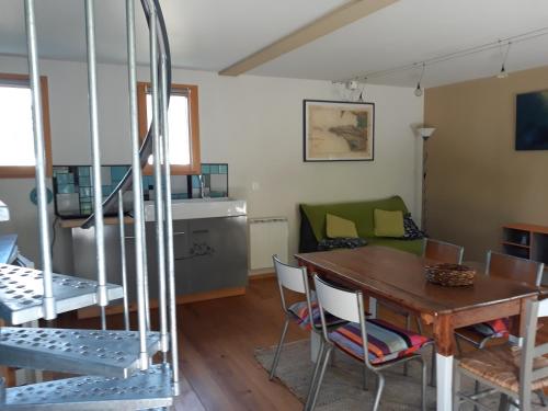 un salon avec une table et une salle à manger dans l'établissement Petit écrin de nature, proche de la mer., à Audierne
