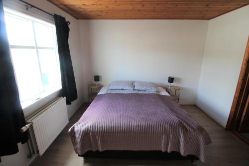 Postel nebo postele na pokoji v ubytování Húsavík Apartments