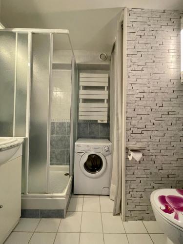 La salle de bains est pourvue d'un lave-linge. dans l'établissement Les Issambres, appartement face mer Golf St Tropez, aux Issambres