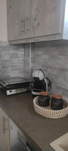 um balcão de cozinha com duas tigelas de comida em Chrysa Mare em Kavala
