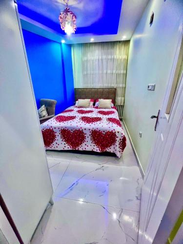 a bedroom with a bed with a red and white comforter at شقق للايجار السياحي والسنوي in Istanbul