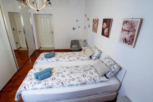 - 2 lits dans une chambre avec un miroir dans l'établissement Central Living Vegova-with parking, à Ljubljana