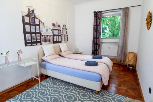 1 dormitorio con 2 camas y ventana en Central Living Vegova-with parking, en Liubliana