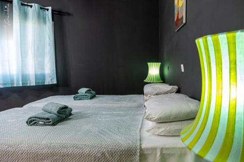 BakauSeaview 1-Bed Suite on Cape Point Beach Bakau的一间卧室，床上有一张带毛巾的床