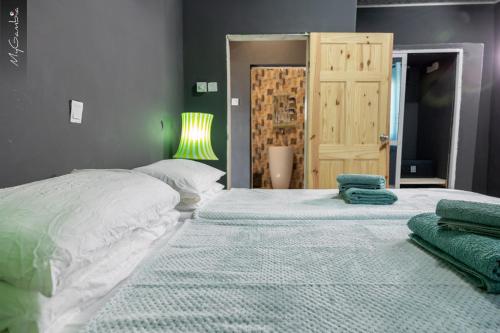 BakauにあるSeaview 1-Bed Suite on Cape Point Beach Bakauのベッドルーム1室(ベッド2台、タオル付)