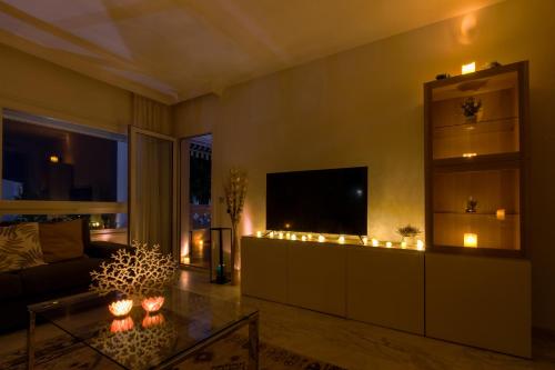 MARBELLA BANUS SUITES - Banús Playa Rocío - 3BR - 3BA - Direct Beach & Sea Access Complex - Outdoor Terrace w Garden Views - Pool - 3 Min Walk to Puerto Banús & Corte Ing Luxury Shopping - Ideal for Families