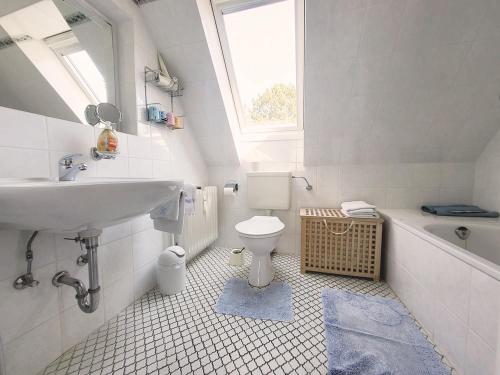 ザンクト・ペーター・オルディングにあるFriesenhain Ferienwohnungenのバスルーム(洗面台、トイレ付)、窓が備わります。
