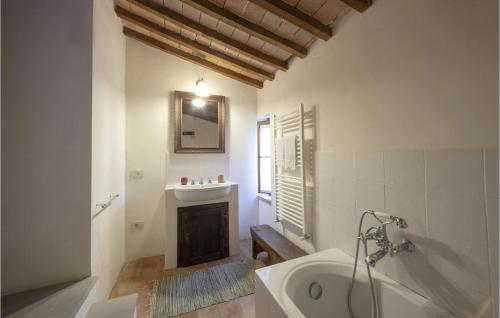 uma casa de banho branca com uma banheira e um lavatório em Il Colle em Galbino
