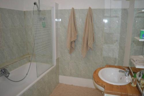 Ένα μπάνιο στο Spacious stone village house in Puivert