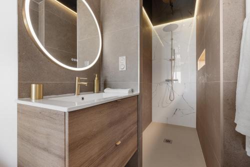 une salle de bain avec un lavabo et un miroir dans l'établissement Cosmo Port nature coursives, au Cap d'Agde