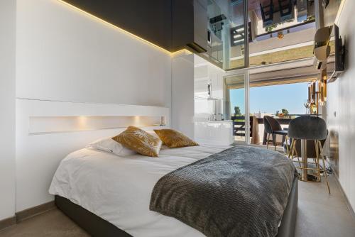 - une chambre avec un grand lit et une salle à manger dans l'établissement Cosmo Port nature coursives, au Cap d'Agde