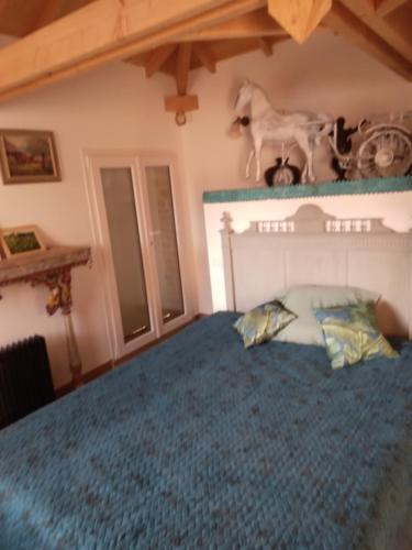 een slaapkamer met een bed met een paard op het hoofdeinde bij viarhona in Montélimar