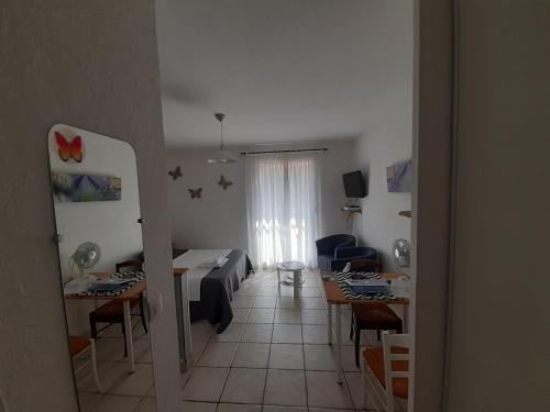 un salon avec un lit et une salle à manger dans l'établissement Studio meublé deux étoiles à DIGNE LES BAINS, à Digne-Les-Bains