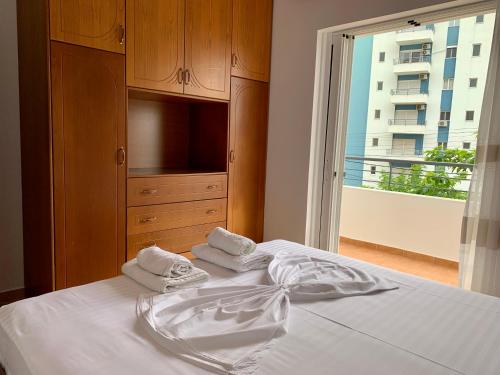 Llit o llits en una habitació de Bardhi Apts