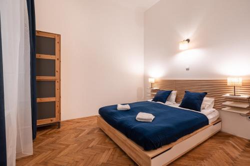1 dormitorio con 1 cama grande con sábanas azules y almohadas azules en A20- Boutique Apartments, Best Location. By BQA, en Budapest