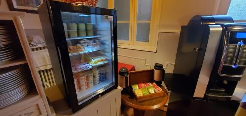 ヴェルダン・シュル・ムーズにあるHotel Bar Restaurant Saint Paulの冷蔵庫(食品入りドア付)
