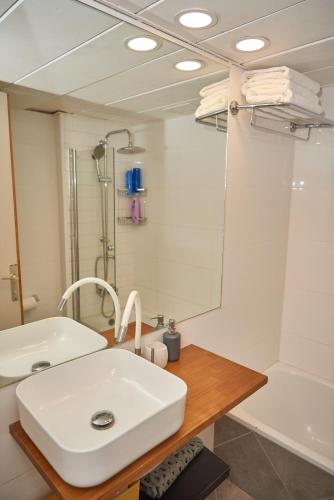 łazienka z białą umywalką i prysznicem w obiekcie דנוס w Ejlat