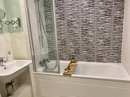 Kylpyhuone majoituspaikassa Luxury, Spacious Apartment!