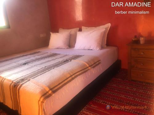 - un lit avec des draps et des oreillers blancs dans l'établissement Dar Amadine, à Imlil