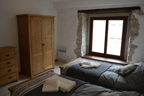 une chambre avec deux lits et une fenêtre dans l'établissement Lovely Renovated Cottage in Puivert, à Puivert