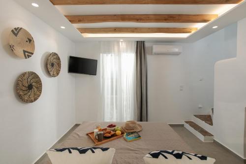 ein Zimmer mit einem Tisch und einer Obstschale darauf in der Unterkunft Villa Jardin De Stelida in Stelida