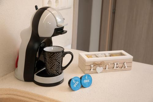 a black and white coffee maker next to a box at Villa Jardin De Stelida in Stelida