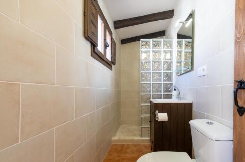 y baño con aseo y lavamanos. en Casa Torres - Traditional Village Experience, en Cánovas