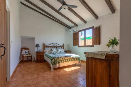 CánovasにあるCasa Torres - Traditional Village Experienceのベッドルーム1室(ベッド1台、テーブル、窓付)