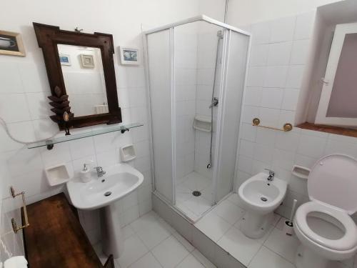 łazienka z toaletą, prysznicem i umywalką w obiekcie Gallery House w mieście Fermo