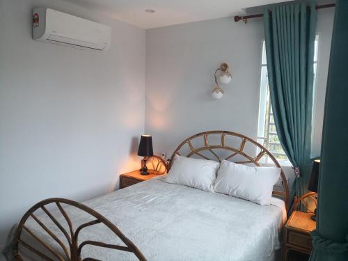 a bedroom with a bed and a window at Pottery Garden Villa in Phumĭ Dêk Dŏl