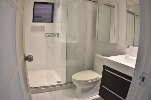 a bathroom with a shower and a toilet and a sink at Oasis Urbano in Santa Cruz de la Sierra