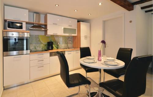 Kuchyňa alebo kuchynka v ubytovaní 2 Bedroom Nice Apartment In Lovran