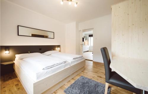 アイゼンエルツにあるNice Apartment In Eisenerz With 2 Bedrooms And Wifiのベッドルーム(白い大型ベッド1台、デスク付)