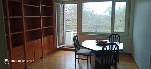 jadalnia ze stołem i krzesłami oraz oknem w obiekcie chambre double chez l'habitant w Strasburgu