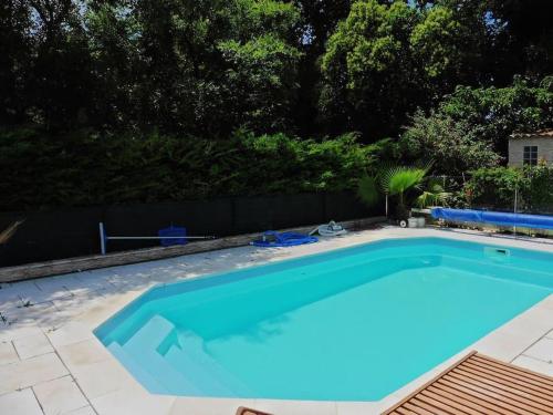 une grande piscine bleue dans une cour dans l'établissement Magnifique Villa privée avec Piscine proche Plage, à Marseille