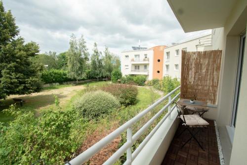 a balcony with a view of a yard at LES DUNES Studio Cosy-Terrasse-Parking -Proche paris in Vitry-sur-Seine